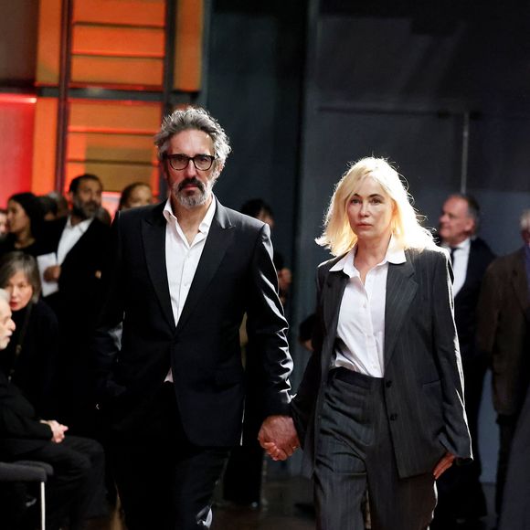 "Je vis avec un documentariste qui écoute France Inter tous les matins", a-t-elle expliqué manifestement agacée. 
 
Emmanuelle Beart et son compagnon Frédéric Chaudier au photocall de la cérémonie de remise du prix lumière de la 16ème édition du Festival Lumière à l'Amphithéâtre - Centre de Congrès à Lyon, France, le 18 octobre 2024. © Dominique Jacovides/Bestimage