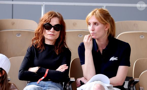 Isabelle Huppert avec sa fille Lolita Chammah - Les célébrités dans les tribunes lors des internationaux de France de Tennis de Roland Garros 2022 à Paris, France, le 2 juin 2022. © Dominique Jacovides/Bestimage