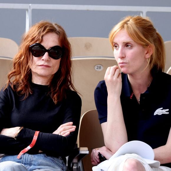 Isabelle Huppert avec sa fille Lolita Chammah - Les célébrités dans les tribunes lors des internationaux de France de Tennis de Roland Garros 2022 à Paris, France, le 2 juin 2022. © Dominique Jacovides/Bestimage