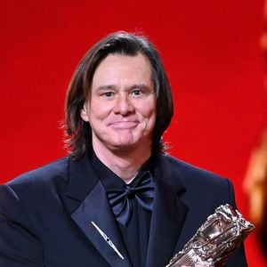 Jim Carrey pose avec le César d'honneur lors de la 51e cérémonie des César du cinéma à l'Olympia le 26 février 2026 à Paris, France.  Photo par Franck Castel/ABACAPRESS.COM