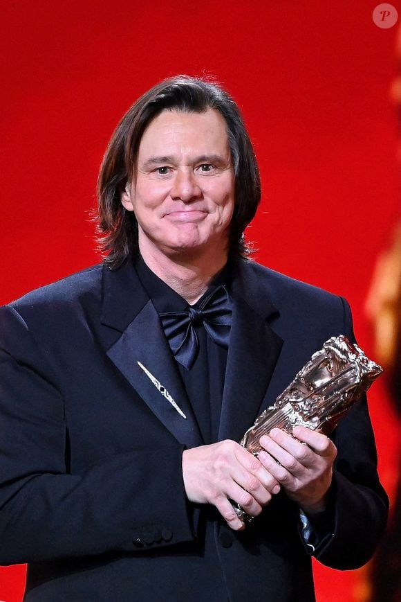 Jim Carrey pose avec le César d'honneur lors de la 51e cérémonie des César du cinéma à l'Olympia le 26 février 2026 à Paris, France.  Photo par Franck Castel/ABACAPRESS.COM