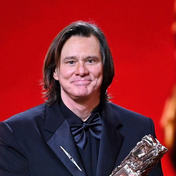 Jim Carrey pose avec le César d'honneur lors de la 51e cérémonie des César du cinéma à l'Olympia le 26 février 2026 à Paris, France.  Photo par Franck Castel/ABACAPRESS.COM