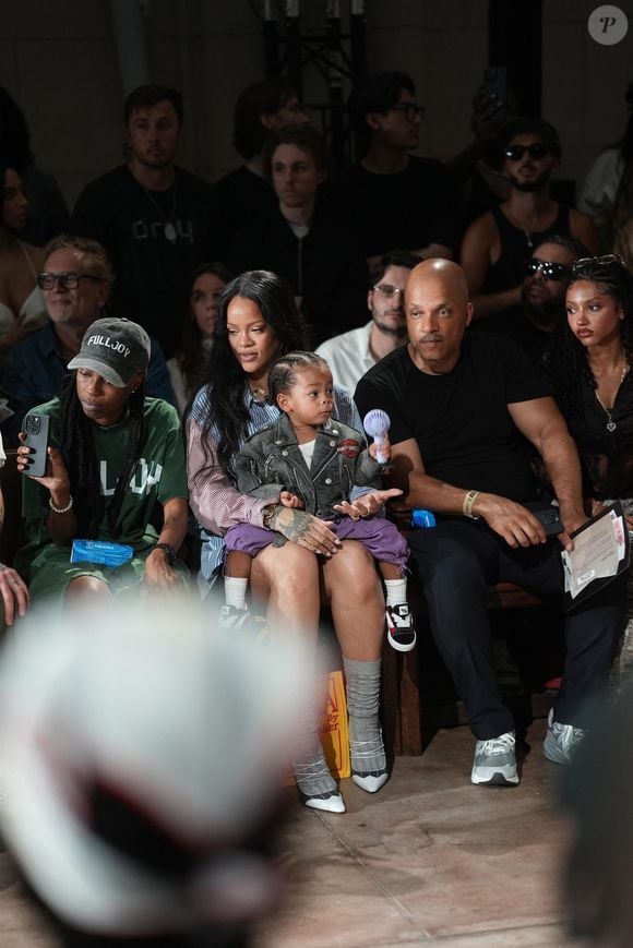 Rihanna en Front Row du défilé AWGE "Collection Homme Prêt-à-Porter Printemps/Eté 2026" lors de la Fashion Week de Paris (PFW) Backgrid UK/ Bestimage