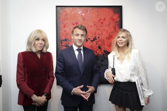 Exclusif - Le président Emmanuel Macron, Brigitte Macron, Laurence Auzière (Laurence Graffensttaden) lors du vernissage de l'exposition de Danhôo à la galerie A2Z Art Gallery à Paris. © Jack Tribeca / Bestimage