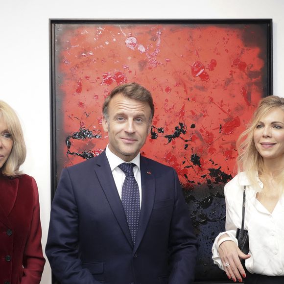 Exclusif - Le président Emmanuel Macron, Brigitte Macron, Laurence Auzière (Laurence Graffensttaden) lors du vernissage de l'exposition de Danhôo à la galerie A2Z Art Gallery à Paris. © Jack Tribeca / Bestimage