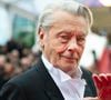 "Il avait des yeux fantastiques, mais c’était une graine de voyou, et je l’ai foutu dans les pattes d’une copine qui m’a dit 'Avec la tête qu’il a, il doit faire du cinéma illico, pas la peine d’apprendre'", assure Brigitte Auber, dans "Nice Matin".
Exclusif - Alain Delon - Arrivée des people à la montée des marches du film "A Hidden Life" lors du 72ème Festival International du Film de Cannes, le 19 mai 2019. Agence / Bestimage