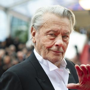 "Il avait des yeux fantastiques, mais c’était une graine de voyou, et je l’ai foutu dans les pattes d’une copine qui m’a dit 'Avec la tête qu’il a, il doit faire du cinéma illico, pas la peine d’apprendre'", assure Brigitte Auber, dans "Nice Matin".

Exclusif - Alain Delon - Arrivée des people à la montée des marches du film "A Hidden Life" lors du 72ème Festival International du Film de Cannes, le 19 mai 2019. Agence / Bestimage