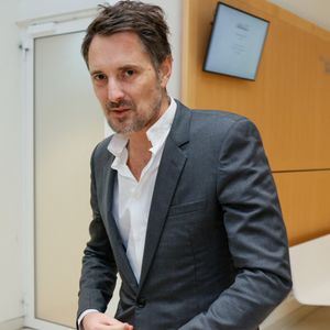 Vincent Cerutti n’a jamais nié les gestes, mais conteste toute intention sexuelle. 

Exclusif - Vincent Cerutti lors d'une suspension d'audience de son procès pour atteinte sexuelle, pour avoir mordu, à deux reprises, les fesses de sa collaboratrice chez Chérie FM en 2015, Caroline Barel, au tribunal correctionnel de Paris, France, le 9 décembre 2025. © Julien Sarkissian/Bestimage