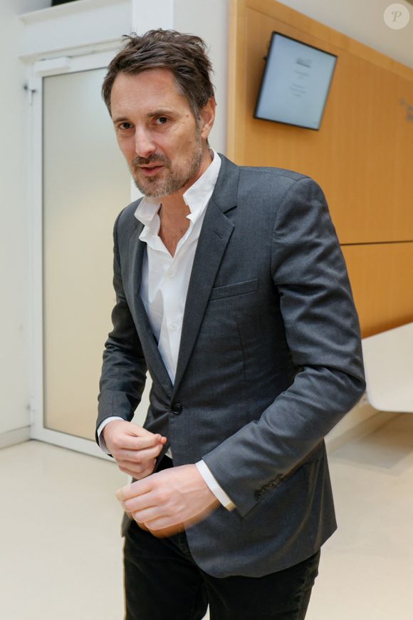 Vincent Cerutti n’a jamais nié les gestes, mais conteste toute intention sexuelle. 

Exclusif - Vincent Cerutti lors d'une suspension d'audience de son procès pour atteinte sexuelle, pour avoir mordu, à deux reprises, les fesses de sa collaboratrice chez Chérie FM en 2015, Caroline Barel, au tribunal correctionnel de Paris, France, le 9 décembre 2025. © Julien Sarkissian/Bestimage