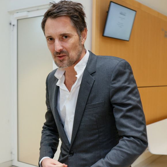 Vincent Cerutti n’a jamais nié les gestes, mais conteste toute intention sexuelle. 

Exclusif - Vincent Cerutti lors d'une suspension d'audience de son procès pour atteinte sexuelle, pour avoir mordu, à deux reprises, les fesses de sa collaboratrice chez Chérie FM en 2015, Caroline Barel, au tribunal correctionnel de Paris, France, le 9 décembre 2025. © Julien Sarkissian/Bestimage