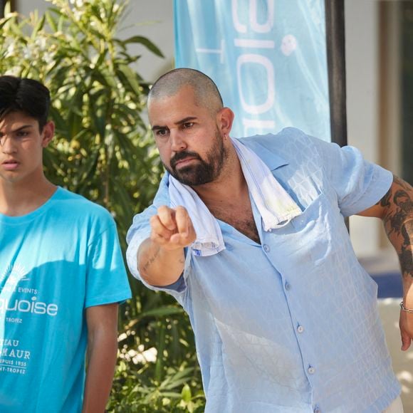 Artus à la Pétanque Turquoise sur la Place des Lices à Saint-Tropez, au profit de l'association "Soleil d'Enfance". Le 11 août 2024. Agence / Bestimage