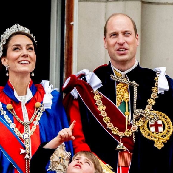 Le prince William, prince de Galles, et Catherine (Kate) Middleton, princesse de Galles, Le prince Louis de Galles - La famille royale britannique salue la foule sur le balcon du palais de Buckingham lors de la cérémonie de couronnement du roi d'Angleterre à Londres, le 6 mai 2023.