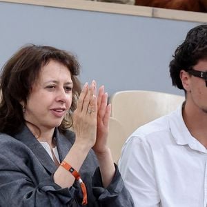 Pour elle, la maladie de son fils était "la pire des choses".
Valérie Bonneton et son fils dans les tribunes lors des Internationaux de France de Tennis de Roland Garros 2026, à Paris, France, le 2 juin 2026.
© Jacovides-Moreau/Bestimage