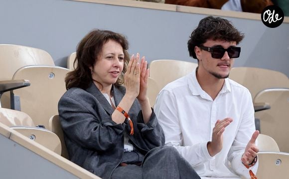 Pour elle, la maladie de son fils était "la pire des choses".

Valérie Bonneton et son fils dans les tribunes lors des Internationaux de France de Tennis de Roland Garros 2026, à Paris, France, le 2 juin 2026.

© Jacovides-Moreau/Bestimage
