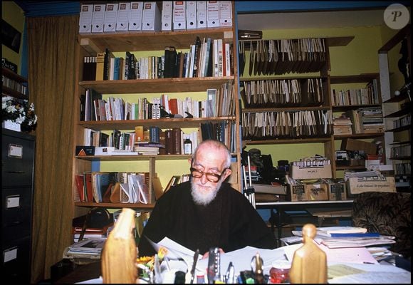 Exclusif - Rendez-vous avec l'abbé Pierre chez lui à Esteville en Seine-Maritime le 19 décembre 2001