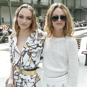 Lily-Rose Depp et sa mère Vanessa Paradis - Les célébrités au photocall du défilé "Chanel Cruise Collection 2020" au Grand Palais. Paris, le 3 mai 2019.
© Olivier Borde/Bestimage