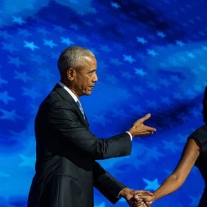 Barack Obama et sa femme Michelle Obama électrisent la foule lors de la Convention démocrate à Chicago, le 28/08/2024 @Backgrid USA / Bestimage