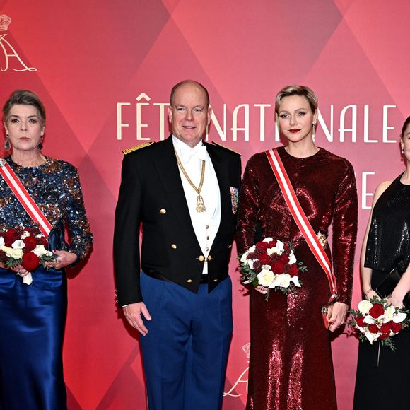 Le prince Albert II de Monaco était accompagné de sa femme la princesse Charlene, la princesse Caroline de Hanovre, sa fille la princesse Alexandra de Hanovre, Sean et Chantell Wittstock pour assister à la traditionnelle soirée de la Fête Nationale Monégasque au Grimaldi Forum à Monaco, le 19 novembre 2019. La Famille Princière et leurs convives ont assisté à un spectacle lyrique "Caruso à Monaco".
© Bruno Bebert-Dominique Jacovides / Bestimage