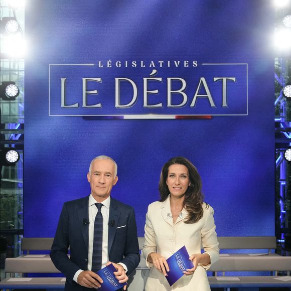 Les présentateurs Gilles Bouleau et Anne-Claire Coudray lors du débat télévisé entre J.Bardella, G.Attal et M.Bompard quelques jours avant le premier tour des élections législatives provoquées par la dissolution de l'Assemblée Nationale.
Le 25 juin 2024. © Dimitar Dilkoff / Pool / Bestimage