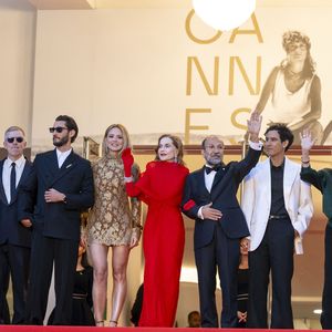 Vincent Cassel y donne la réplique à un casting français exceptionnel composé de Virginie Efira, Pierre Niney, la révélation Adam Bessa, mais aussi l'icône Isabelle Huppert et Catherine Deneuve. 

India Hair (Bijoux Tasaki), Alexandre Mallet-Guy, Pierre Niney, Virginie Efira, Isabelle Huppert, Asghar Farhadi, Adam Bessa, Catherine Deneuve, Vincent Cassel, Thierry Frémaux - Montée des marches du film " Histoires parallèles " lors du 79ème Festival International du Film de Cannes, le 14 mai 2026. © Olivier Borde / Bestimage