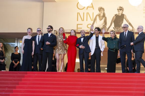 Vincent Cassel y donne la réplique à un casting français exceptionnel composé de Virginie Efira, Pierre Niney, la révélation Adam Bessa, mais aussi l'icône Isabelle Huppert et Catherine Deneuve. 

India Hair (Bijoux Tasaki), Alexandre Mallet-Guy, Pierre Niney, Virginie Efira, Isabelle Huppert, Asghar Farhadi, Adam Bessa, Catherine Deneuve, Vincent Cassel, Thierry Frémaux - Montée des marches du film " Histoires parallèles " lors du 79ème Festival International du Film de Cannes, le 14 mai 2026. © Olivier Borde / Bestimage