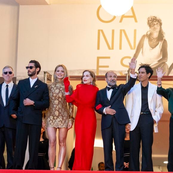 Vincent Cassel y donne la réplique à un casting français exceptionnel composé de Virginie Efira, Pierre Niney, la révélation Adam Bessa, mais aussi l'icône Isabelle Huppert et Catherine Deneuve. 

India Hair (Bijoux Tasaki), Alexandre Mallet-Guy, Pierre Niney, Virginie Efira, Isabelle Huppert, Asghar Farhadi, Adam Bessa, Catherine Deneuve, Vincent Cassel, Thierry Frémaux - Montée des marches du film " Histoires parallèles " lors du 79ème Festival International du Film de Cannes, le 14 mai 2026. © Olivier Borde / Bestimage