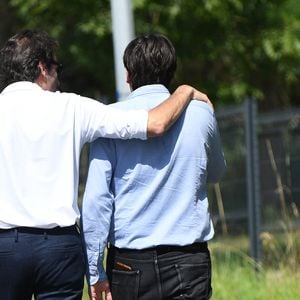 Anthony Delon et son demi-frère Alain-Fabien découvrent les hommages devant les grilles de la propriété de Douchy, quelques heures avant les obsèques de leur père, A.Delon, le 24 août 2024. © Agence / Bestimage