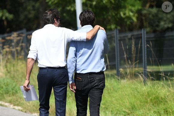 Anthony Delon et son demi-frère Alain-Fabien découvrent les hommages devant les grilles de la propriété de Douchy, quelques heures avant les obsèques de leur père, A.Delon, le 24 août 2024. © Agence / Bestimage