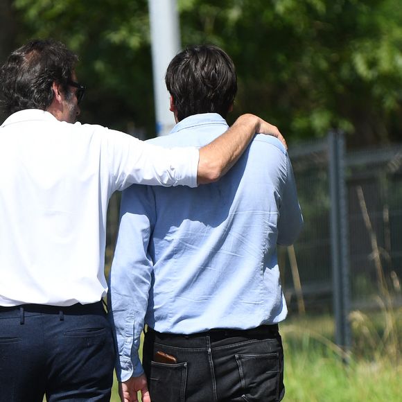 Anthony Delon et son demi-frère Alain-Fabien découvrent les hommages devant les grilles de la propriété de Douchy, quelques heures avant les obsèques de leur père, A.Delon, le 24 août 2024. © Agence / Bestimage