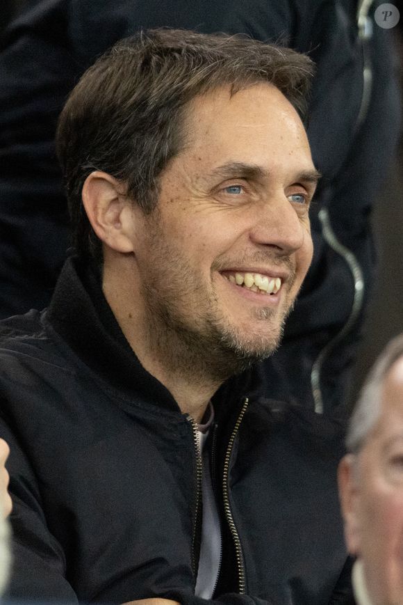 Grand Corps Malade - Célébrités dans les tribunes du match de Ligue des Champions entre le PSG contre le Bayern de Munich (1-2) au Parc des Princes à Paris le 4 novembre 2025. © Cyril Moreau/Bestimage