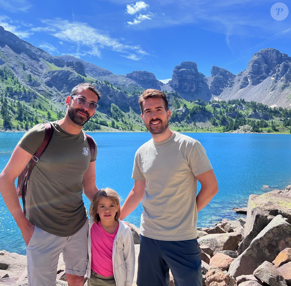 Une bien heureuse nouvelle pour le couple, accompagné de sa fille pour l'occasion.

Mariage de Guillaume Cérin, journaliste LCI, et son compagnon Thomas Pernette, spécialiste royauté déjà vu sur BFMTV.