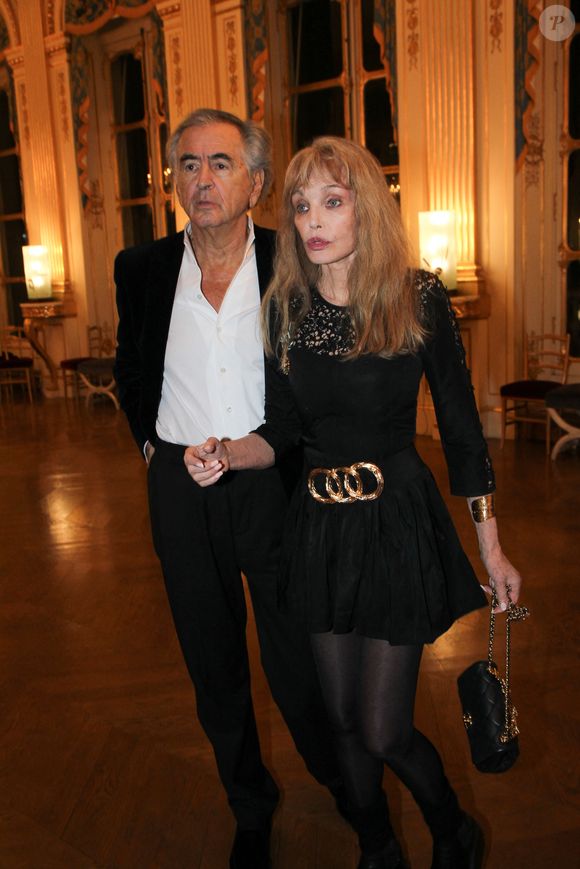 Bernard-Henri Lévy, Arielle Dombasle - Arielle Dombasle est élevée au rang d'Officière de l'ordre des Arts et Lettres au Ministère de la Culture à Paris le 08 Décembre 2025.

© Philippe Baldini / Bestimage
