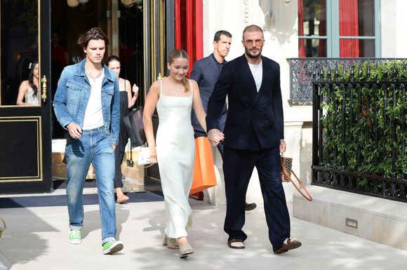 David Beckham et ses enfants, Harper et Cruz quittent l'hôtel La Réserve à Paris, pour assister au défilé de Victoria Beckham lors de la Fashion Week, le 29 septembre 2023. (Agence/Bestimage).