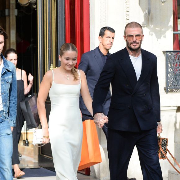 David Beckham et ses enfants, Harper et Cruz quittent l'hôtel La Réserve à Paris, pour assister au défilé de Victoria Beckham lors de la Fashion Week, le 29 septembre 2023. (Agence/Bestimage).