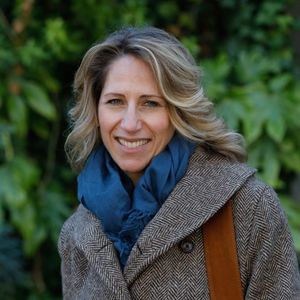 Elle y prolonge un engagement éducatif qu’elle applique aussi dans sa vie de famille, notamment autour de règles strictes concernant les écrans et la transmission.

Exclusif - Maud Fontenoy - Arrivées de l'enregistrement de l'émission "Vivement Dimanche Prochain" qui sera diffusée le 5 décembre 2021 au studio Gabriel à Paris, France, le 23 novembre 2021.
© Christophe Clovis / Bestimage