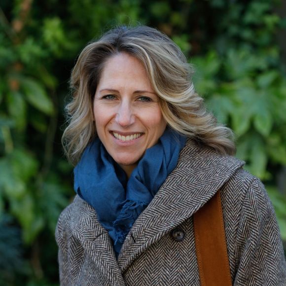 Elle y prolonge un engagement éducatif qu’elle applique aussi dans sa vie de famille, notamment autour de règles strictes concernant les écrans et la transmission.

Exclusif - Maud Fontenoy - Arrivées de l'enregistrement de l'émission "Vivement Dimanche Prochain" qui sera diffusée le 5 décembre 2021 au studio Gabriel à Paris, France, le 23 novembre 2021.
© Christophe Clovis / Bestimage