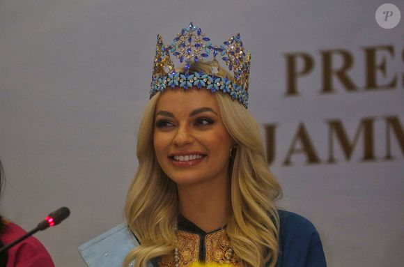 Miss World Karolina Bielawska participe à une conférence de presse avec d'autres reines de beauté au Kashmir International Convention Centre (KICC) à Srinagar. Karolina Bielawska est en visite d'une journée au Cachemire. La 71e édition du concours de beauté international se tiendra en Inde le 9 décembre 2023.  Srinagar, Cachemire, Inde, 28 août 2023. Photo par Firdous Nazir/Eyepix Group/ABACAPRESS.COM