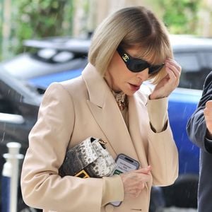 Anna Wintour arrive à l'hôtel Ritz à Paris, le 6 juillet 2025 @Backgrid USA / Bestimage