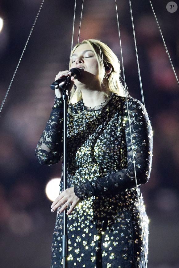 La chanteuse Louane (Louane Emera), représentante de la France au concours de l'Eurovision, interprète pour la première fois son titre Maman, en hommage à sa mère décédée lorsqu'elle avait 17 ans, devant les 80 000 spectateurs, suspendue sur une plateforme, plusieurs mètres au-dessus de la pelouse et des musiciens, du Stade de France à la mi-temps du match du Tournoi des Six Nations opposant la France à l'Écosse, à Saint-Denis, Seine Saint-Denis, France, le 15 mars 2025. © Cyril Moreau/Bestimage