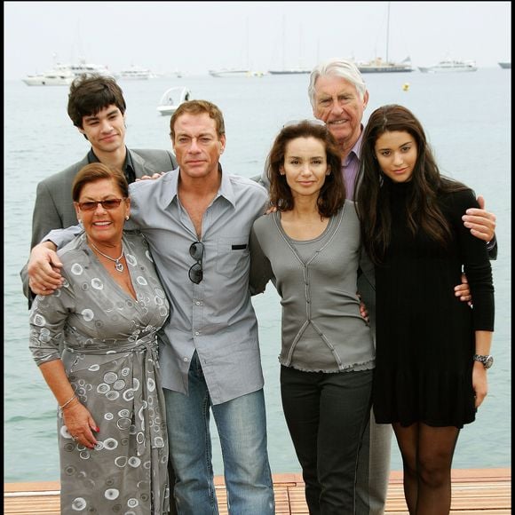 Jean-Claude Van Damme avec ses parents (Eliane et Eurgène), sa femme Gladys et ses enfants Bianca et Kristopher au Festival de Cannes en 2008.