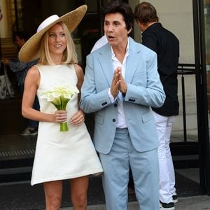 Les jeunes mariés, Jean-Luc Lahaye et sa femme Paola (Lahaye-Aubin) à la sortie de la mairie du 18ème arrondissement de Paris - J.L.Lahaye s'est marié en secondes noces avec sa compagne P.Aubin à la mairie du 18ème arrondissement de Paris, le 2 juillet 2025. (Agence / Bestimage)