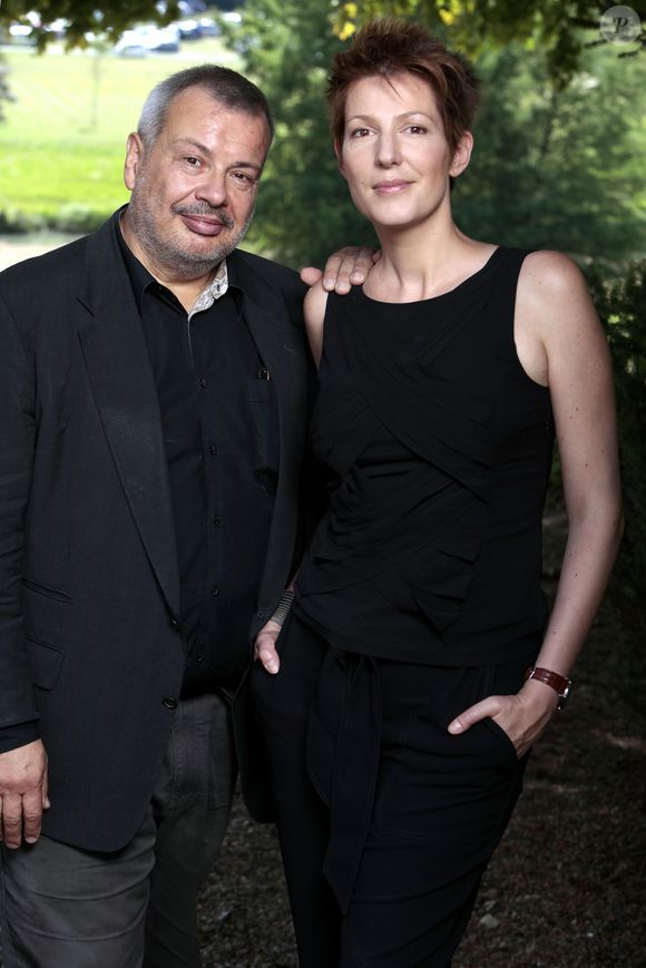 Styliste de ses propres vêtements, elle s'était confectionné  par le passé une blouse noire à manches courtes en s'inspirant du look d'Aurélie Casse qui est habillée par la styliste Bénédicte Guenneteau pour l'émission C l'hebdo.

Portrait de Natacha Polony et son mari Périco Légasse. @CEDRIC PERRIN / BESTIMAGE