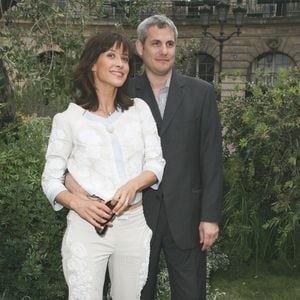 L'actrice française Sophie Marceau et le producteur Jim Lemley posent lors de la présentation de la nouvelle collection de mode "Kenzo" sur la Place des Victoires à Paris le 6 juillet 2006. Photo Denis Guignebourg/Abaca