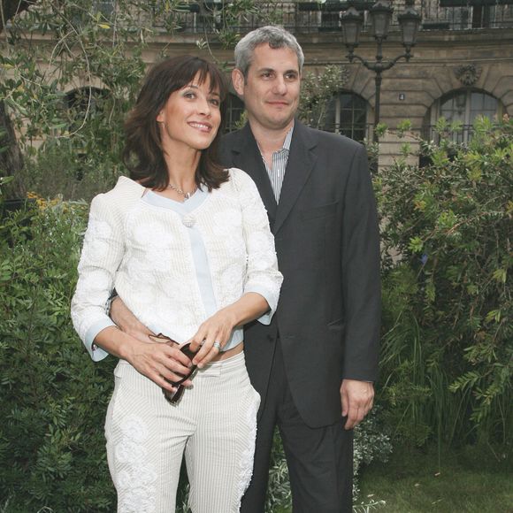 L'actrice française Sophie Marceau et le producteur Jim Lemley posent lors de la présentation de la nouvelle collection de mode "Kenzo" sur la Place des Victoires à Paris le 6 juillet 2006. Photo Denis Guignebourg/Abaca