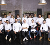 Révélé au grand public par Top Chef, il revendique une participation guidée par l’envie et l’adrénaline, loin de toute stratégie de carrière.

Photo des candidats de la quinzième saison de "Top Chef".
