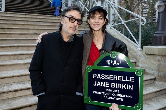 Yvan Attal et sa compagne Charlotte Gainsbourg - Inauguration de la passerelle Jane Birkin devant les 41-43 quai de Valmy à Paris le 13 décembre 2025.
© Cyril Moreau / Bestimage