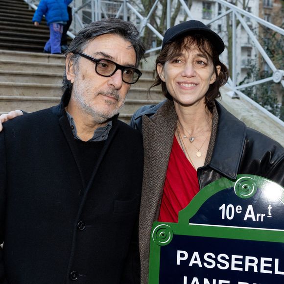 Yvan Attal et sa compagne Charlotte Gainsbourg - Inauguration de la passerelle Jane Birkin devant les 41-43 quai de Valmy à Paris le 13 décembre 2025.
© Cyril Moreau / Bestimage