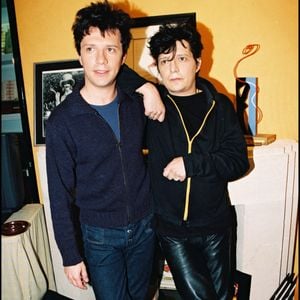 Lou est la fille de Stéphane, le frère jumeau de Nicola.
Nicola et Stéphane Sirkis, membres du groupe Indochine, à l’occasion de la remise d’un disque d’or, le 25 février 1998, en France. Photo : Guirec Coadic / Bestimage