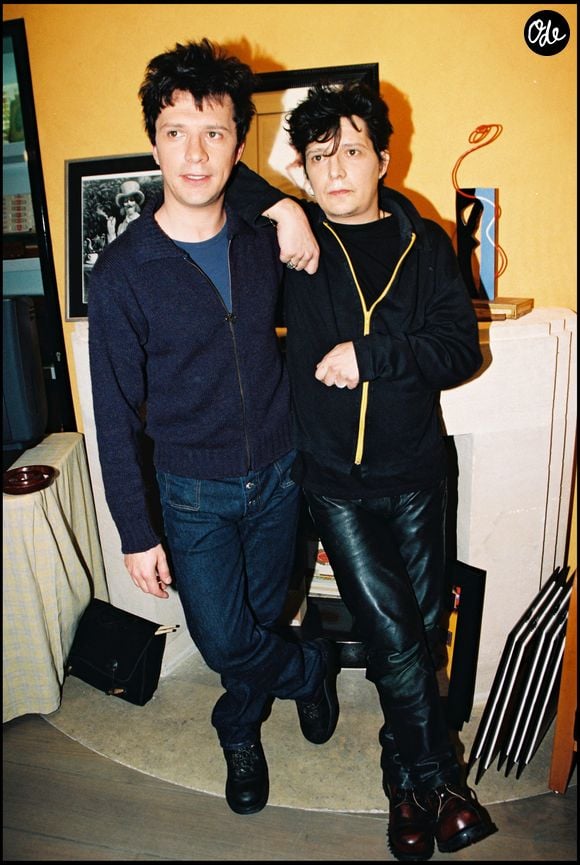 Lou est la fille de Stéphane, le frère jumeau de Nicola.

Nicola et Stéphane Sirkis, membres du groupe Indochine, à l’occasion de la remise d’un disque d’or, le 25 février 1998, en France. Photo : Guirec Coadic / Bestimage
