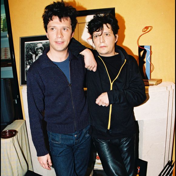 Lou est la fille de Stéphane, le frère jumeau de Nicola.

Nicola et Stéphane Sirkis, membres du groupe Indochine, à l’occasion de la remise d’un disque d’or, le 25 février 1998, en France. Photo : Guirec Coadic / Bestimage